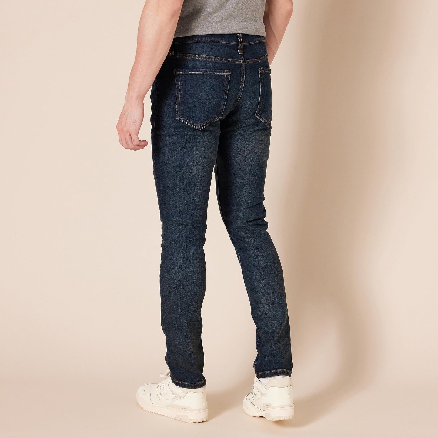 Amazon Essentials Pantalón Vaquero Elástico de Ajuste Ceñido - colores interrumpidos Hombre, Lavado Oscuro, 34W / 32L