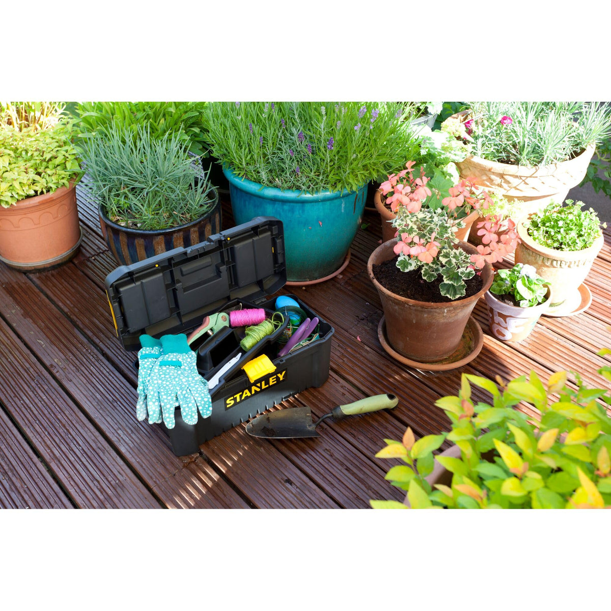 STANLEY Caja de herramientas de plástico con cierre de plástico, 40,6 x 20,5 x 19,5 cm, asa ergonómica, organizadores en la tapa, bandeja interior extraíble, orificio para candado, STST1-75517